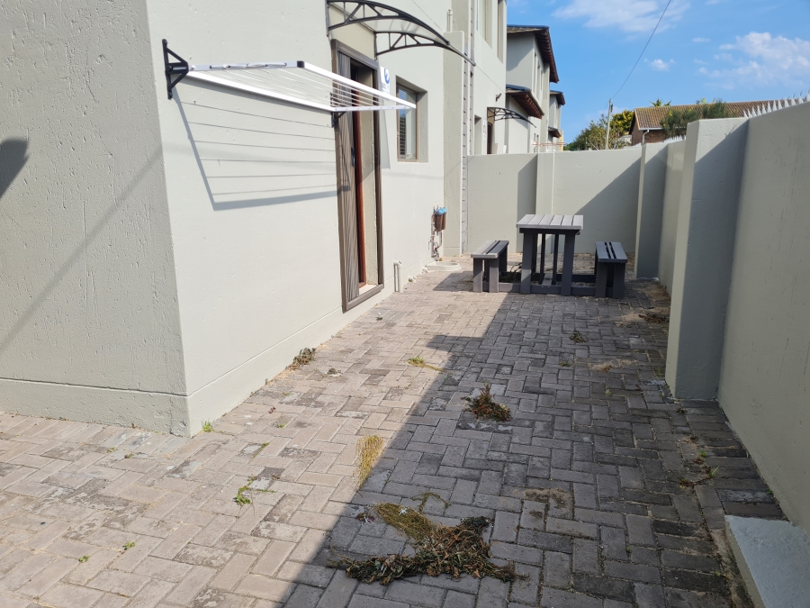 To Let 3 Bedroom Property for Rent in Wavecrest Eastern Cape